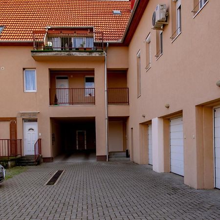 Family Residence Eger Esterno foto