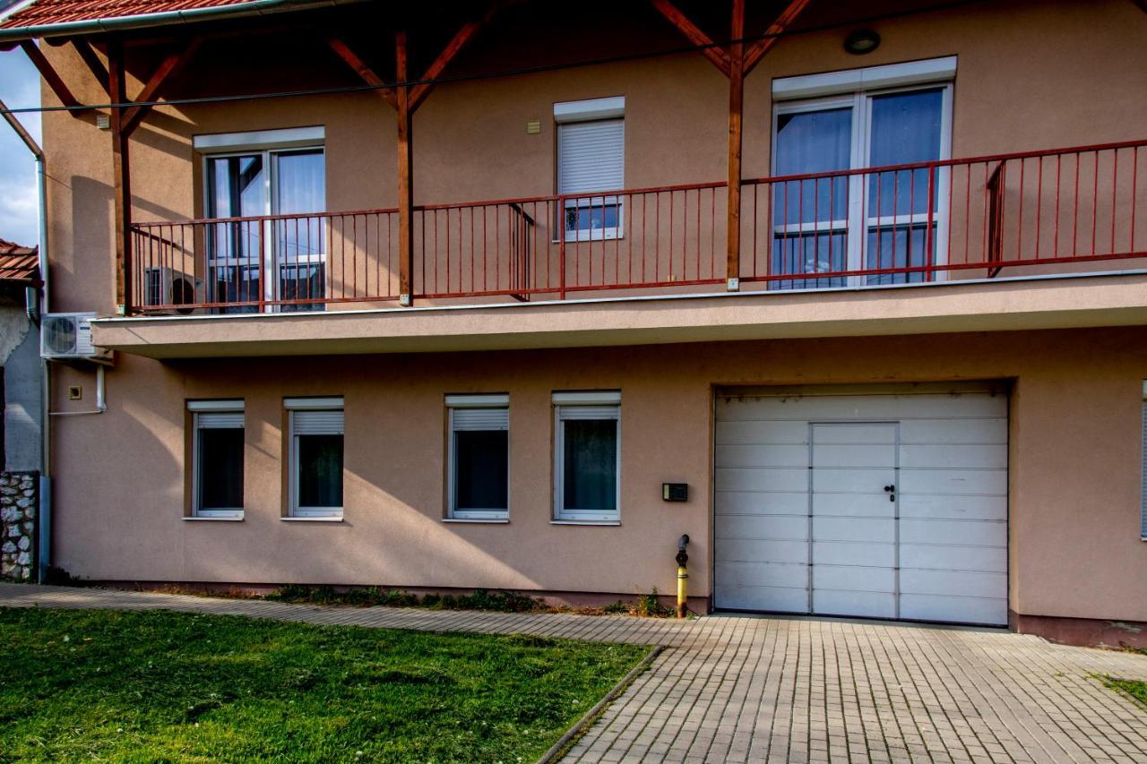 Family Residence Eger Esterno foto