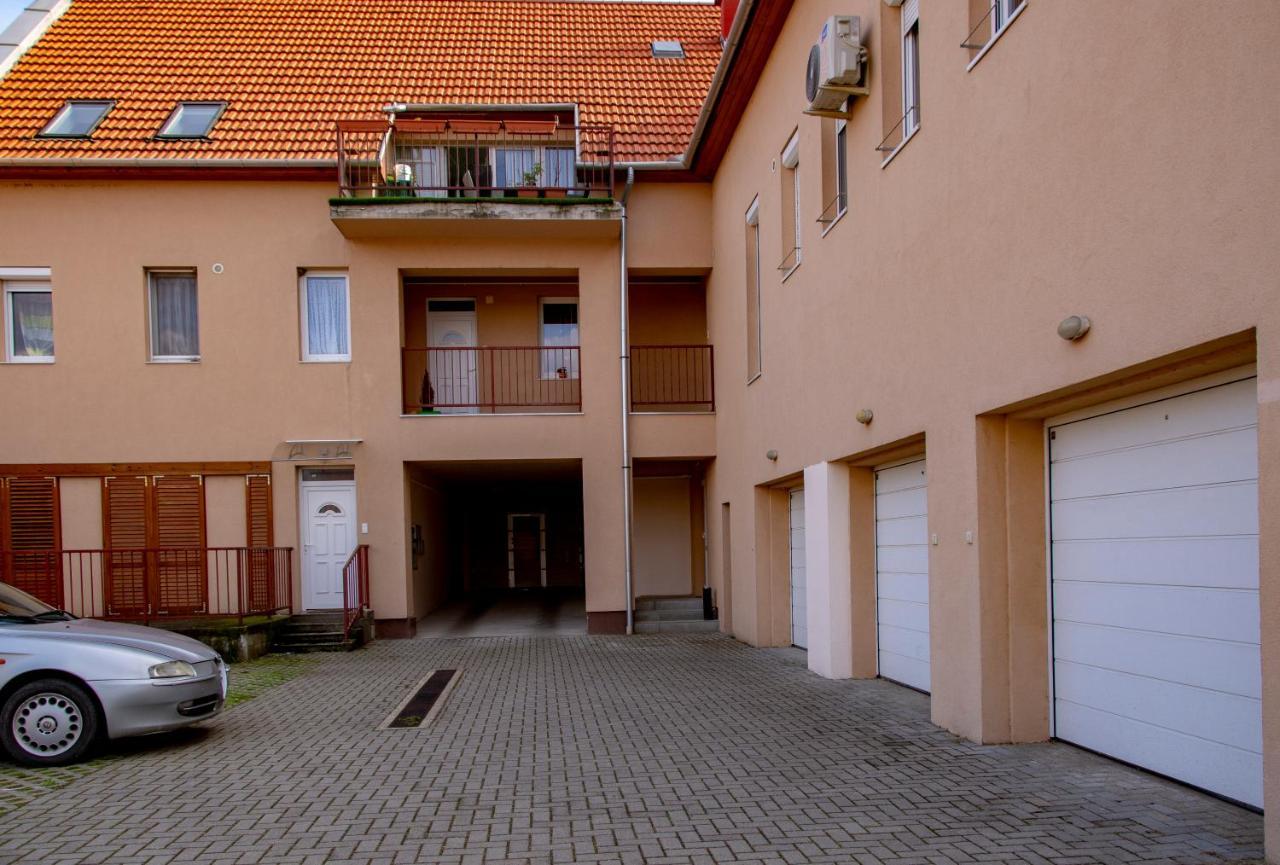Family Residence Eger Esterno foto