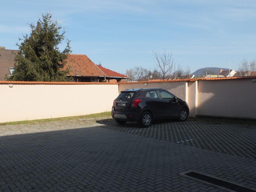 Family Residence Eger Esterno foto