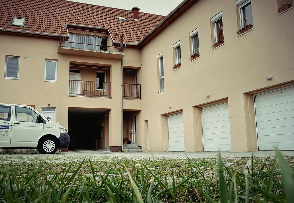 Family Residence Eger Esterno foto